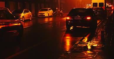 4K雨夜路边车辆夜晚停泊车辆临时停靠视频的预览图